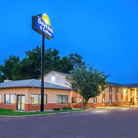 Days Inn & Suites By Wyndham Ватерлоо Экстерьер фото