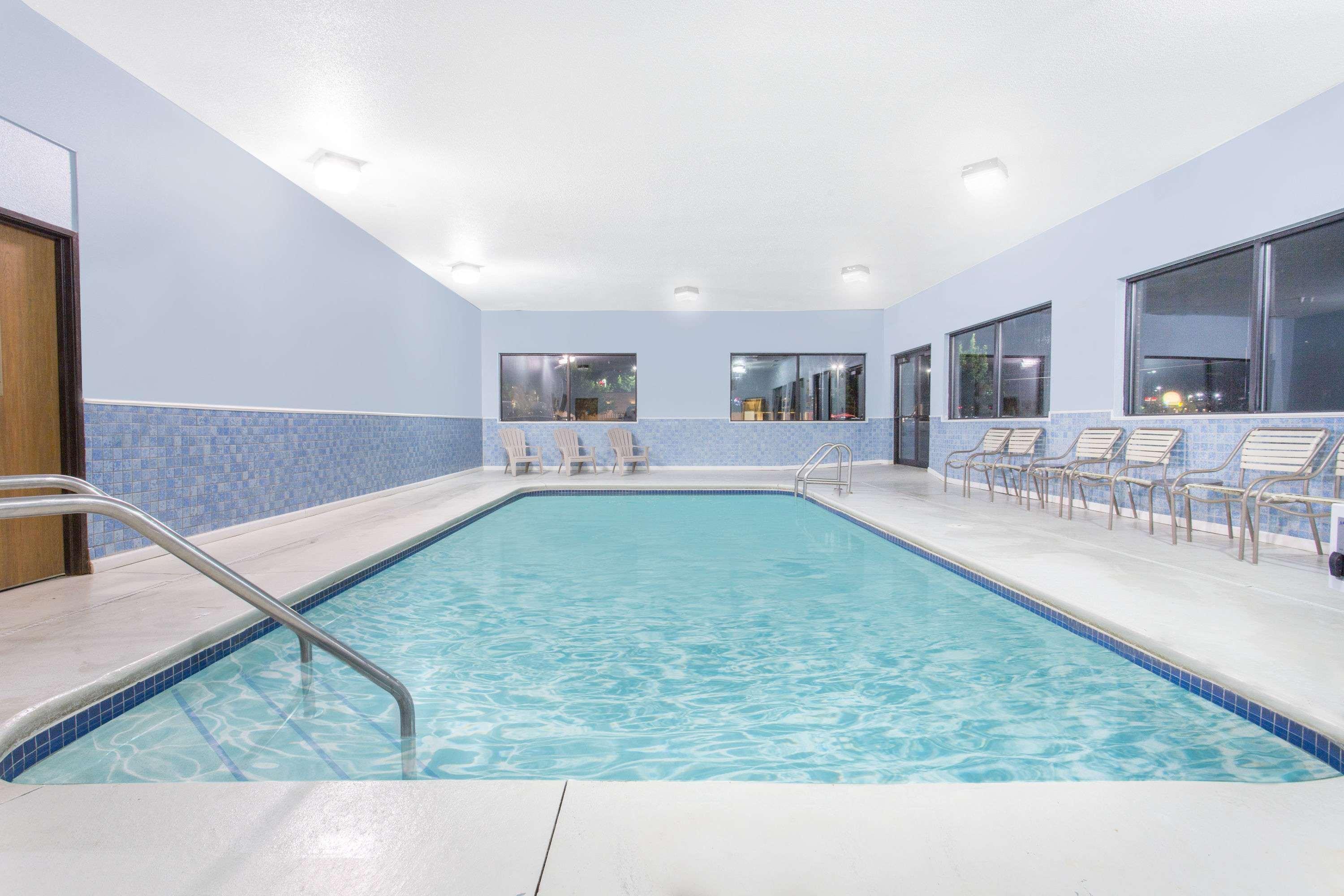 Days Inn & Suites By Wyndham Ватерлоо Экстерьер фото