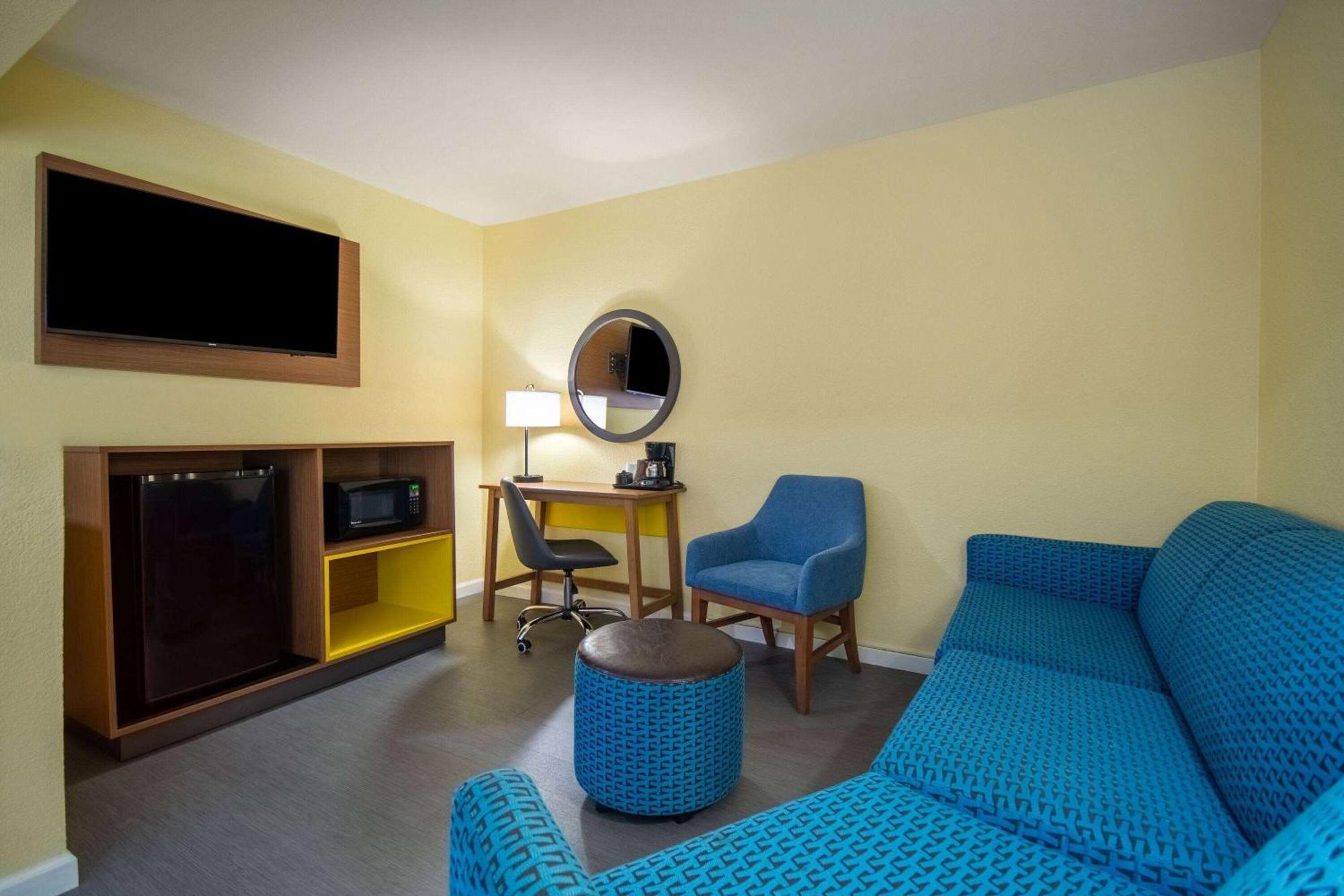Days Inn & Suites By Wyndham Ватерлоо Экстерьер фото