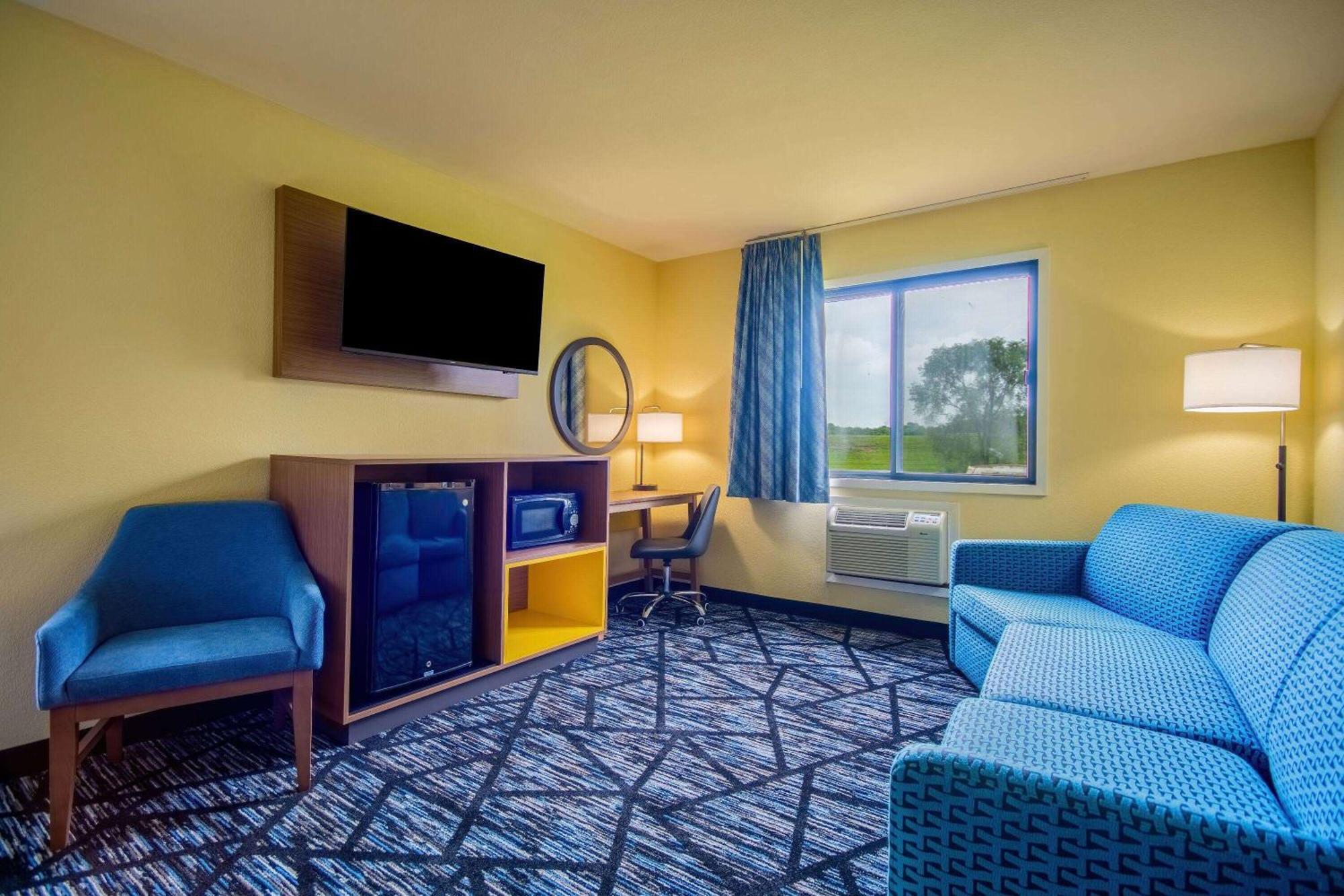 Days Inn & Suites By Wyndham Ватерлоо Экстерьер фото