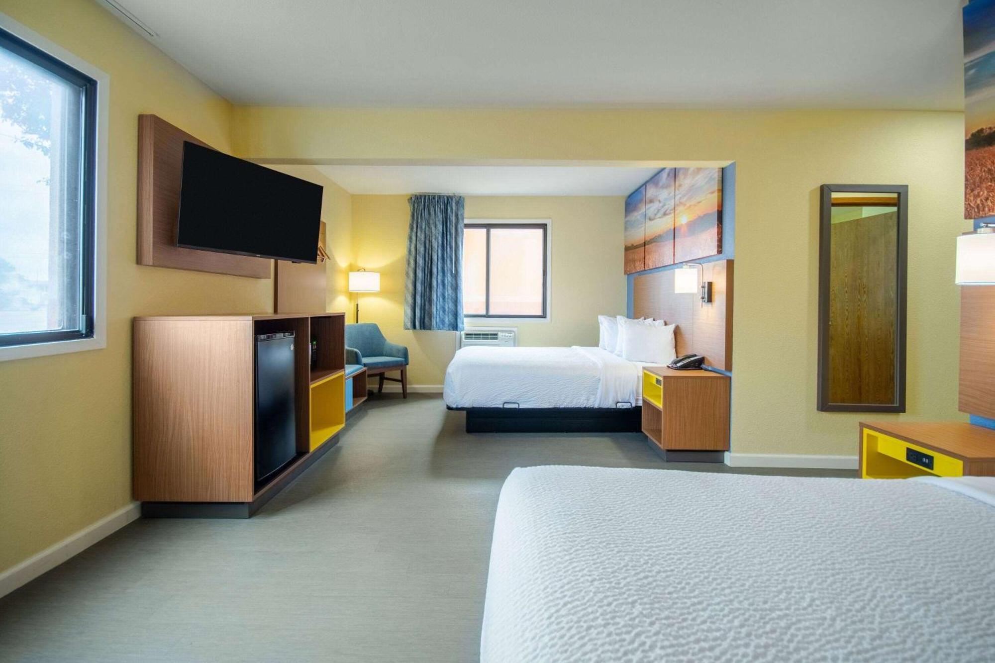 Days Inn & Suites By Wyndham Ватерлоо Экстерьер фото