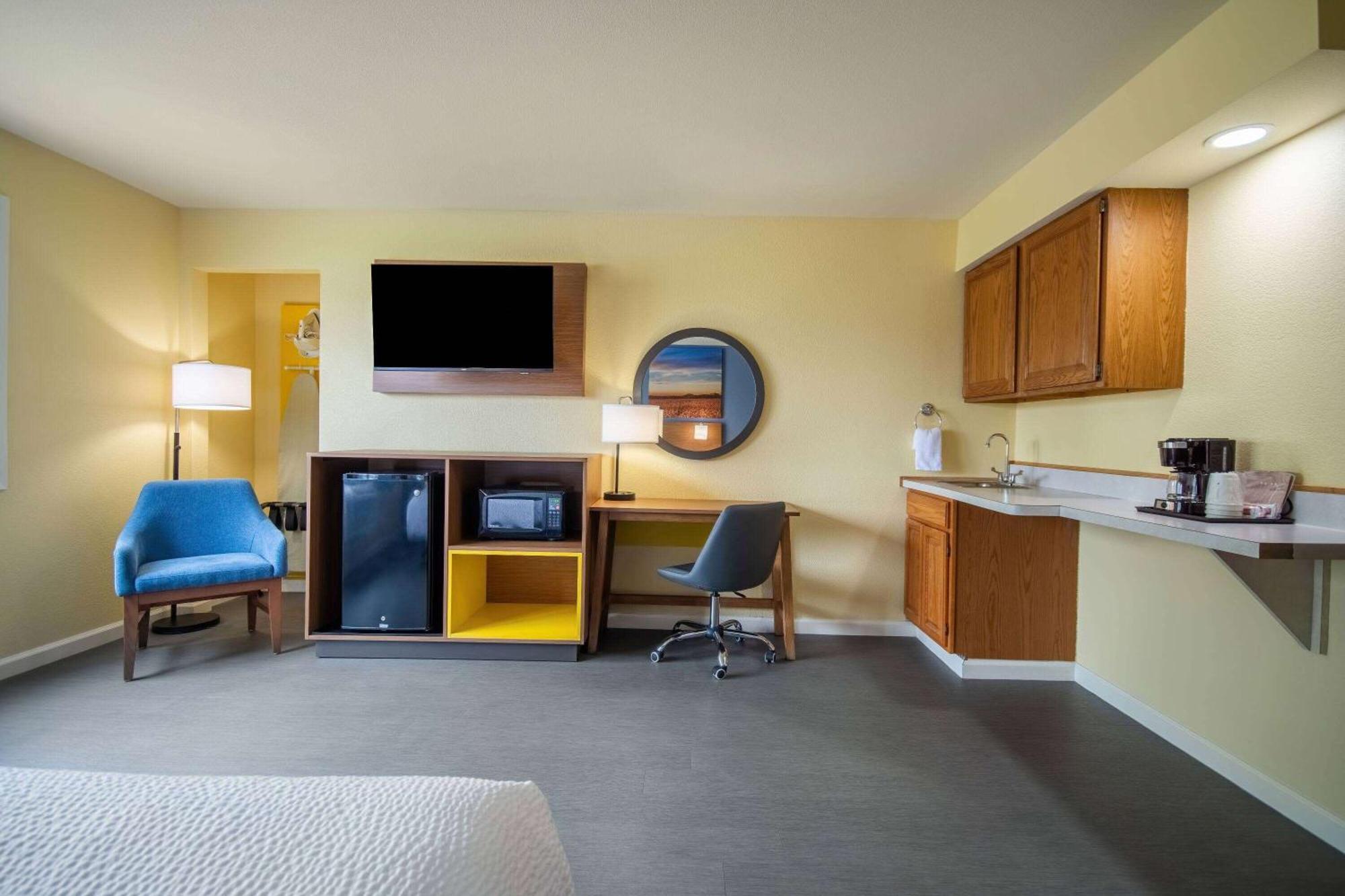 Days Inn & Suites By Wyndham Ватерлоо Экстерьер фото