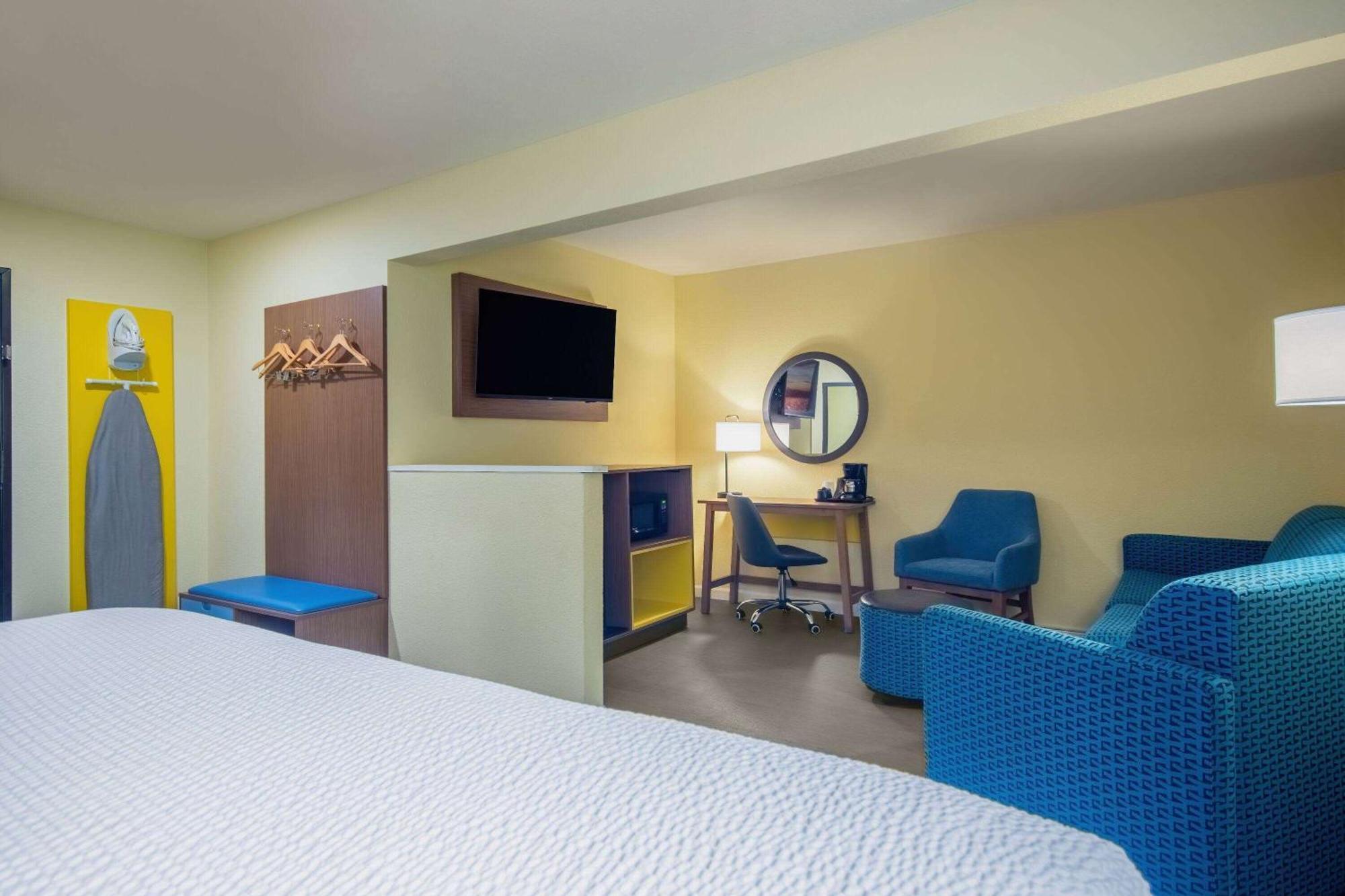 Days Inn & Suites By Wyndham Ватерлоо Экстерьер фото