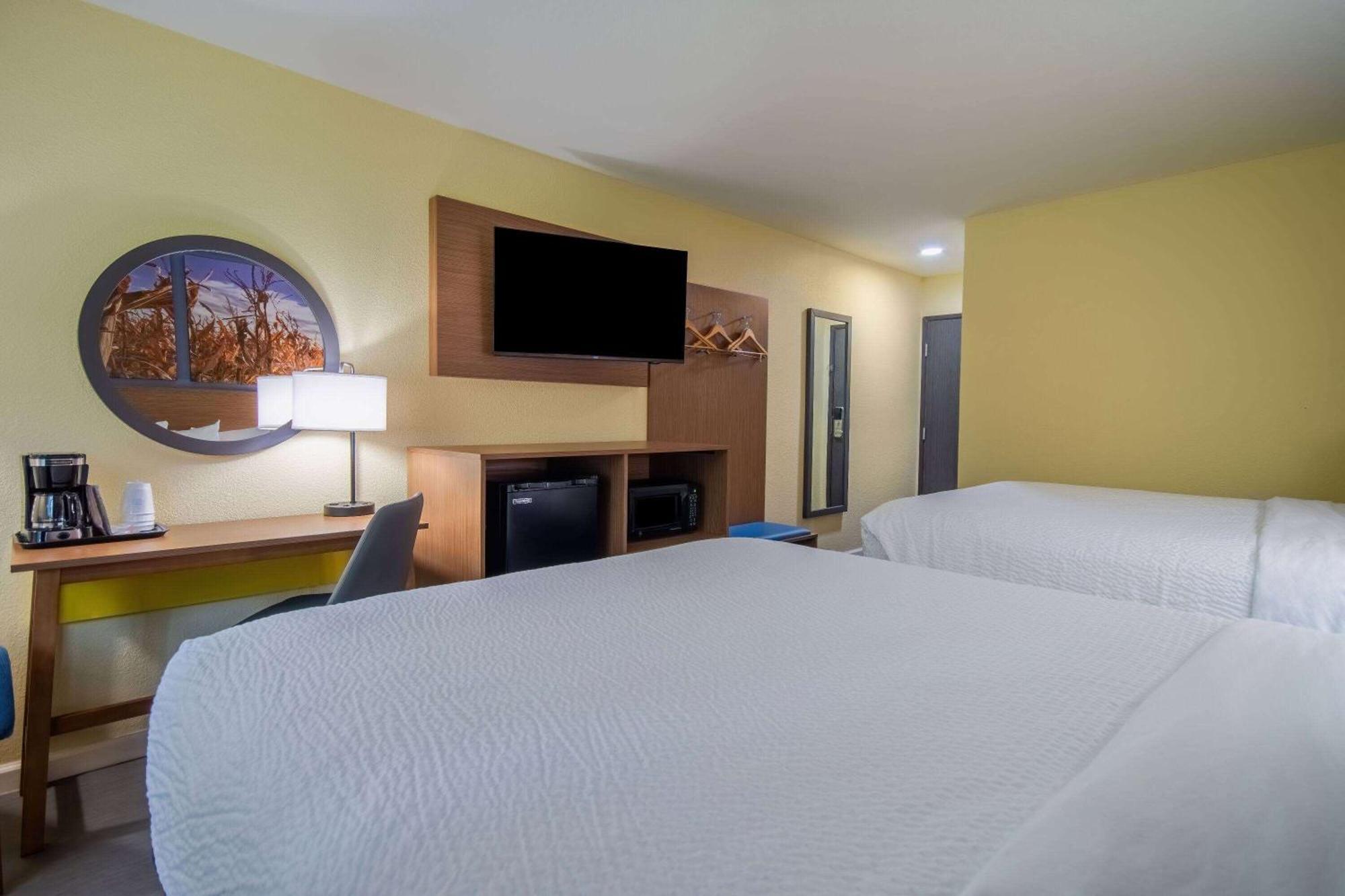 Days Inn & Suites By Wyndham Ватерлоо Экстерьер фото
