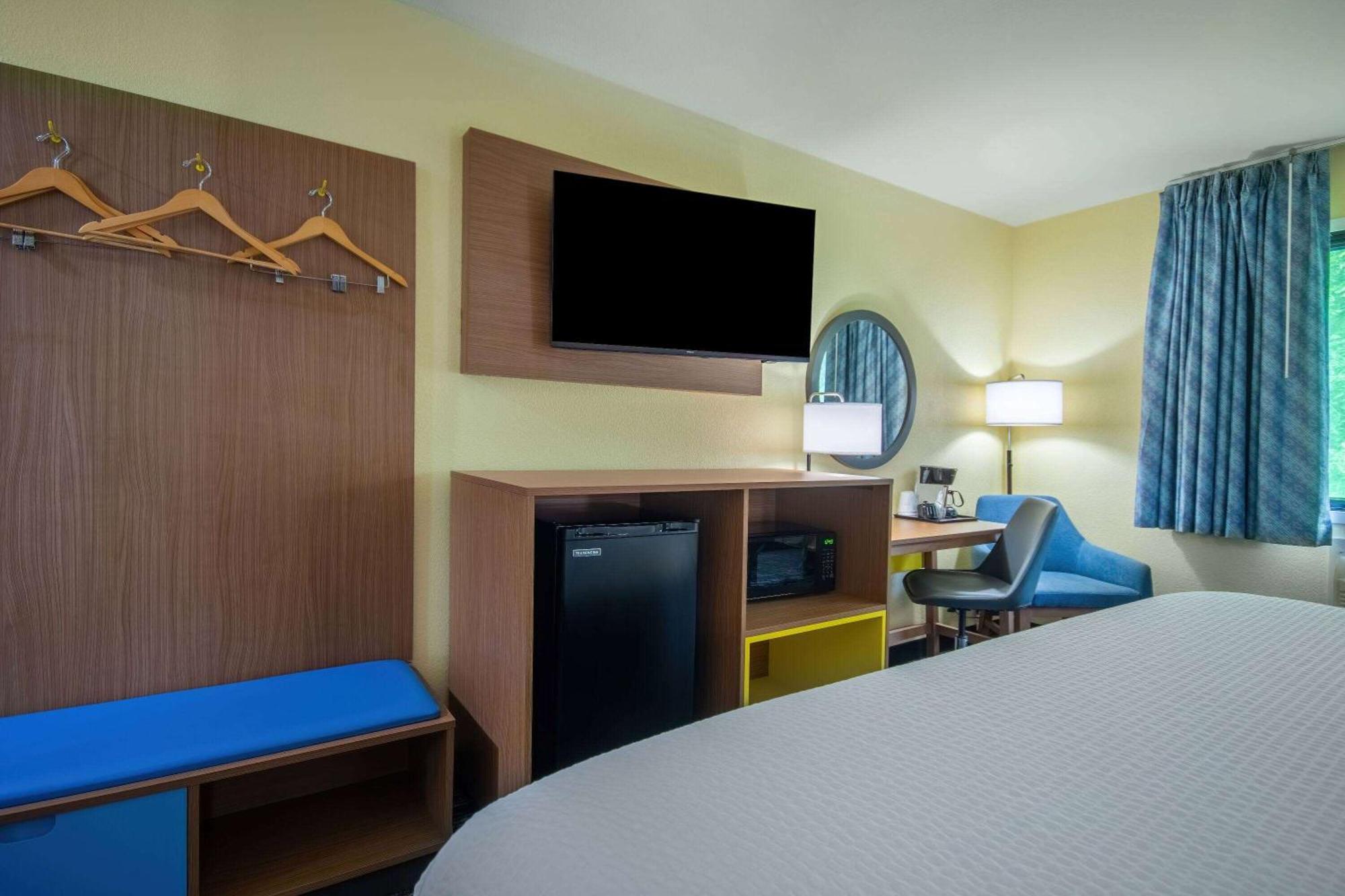 Days Inn & Suites By Wyndham Ватерлоо Экстерьер фото
