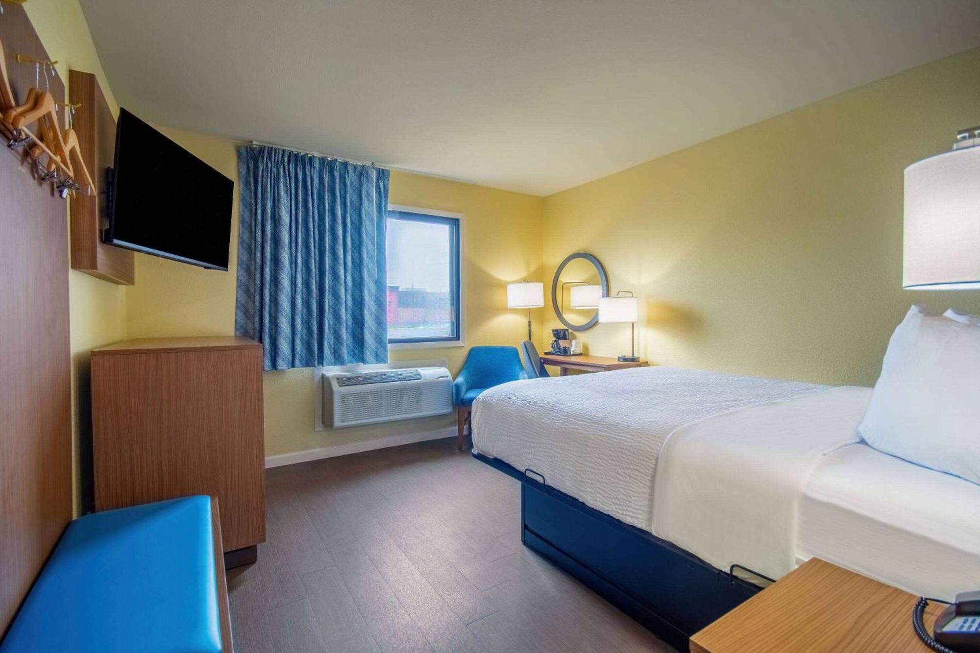 Days Inn & Suites By Wyndham Ватерлоо Экстерьер фото