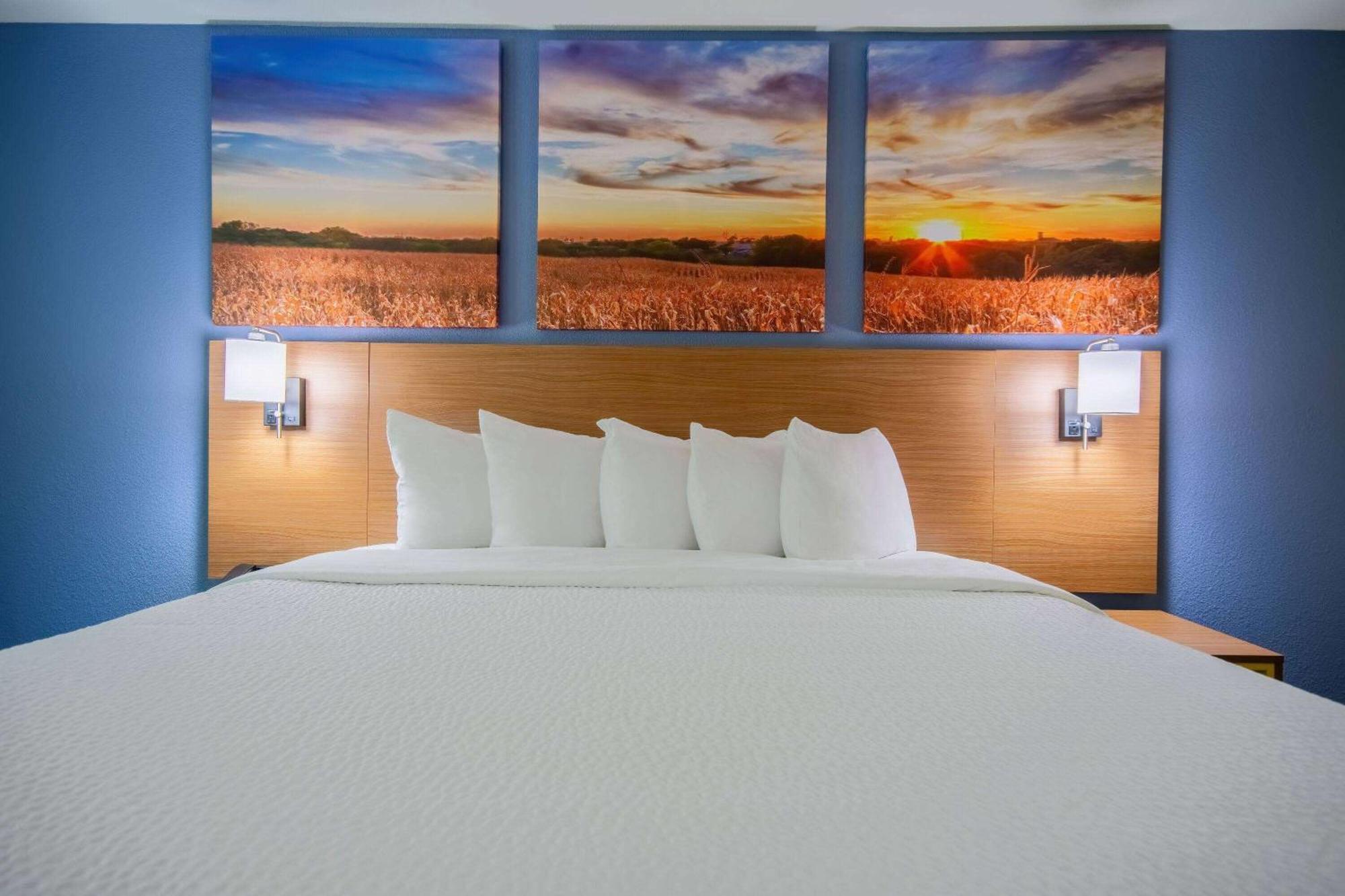Days Inn & Suites By Wyndham Ватерлоо Экстерьер фото