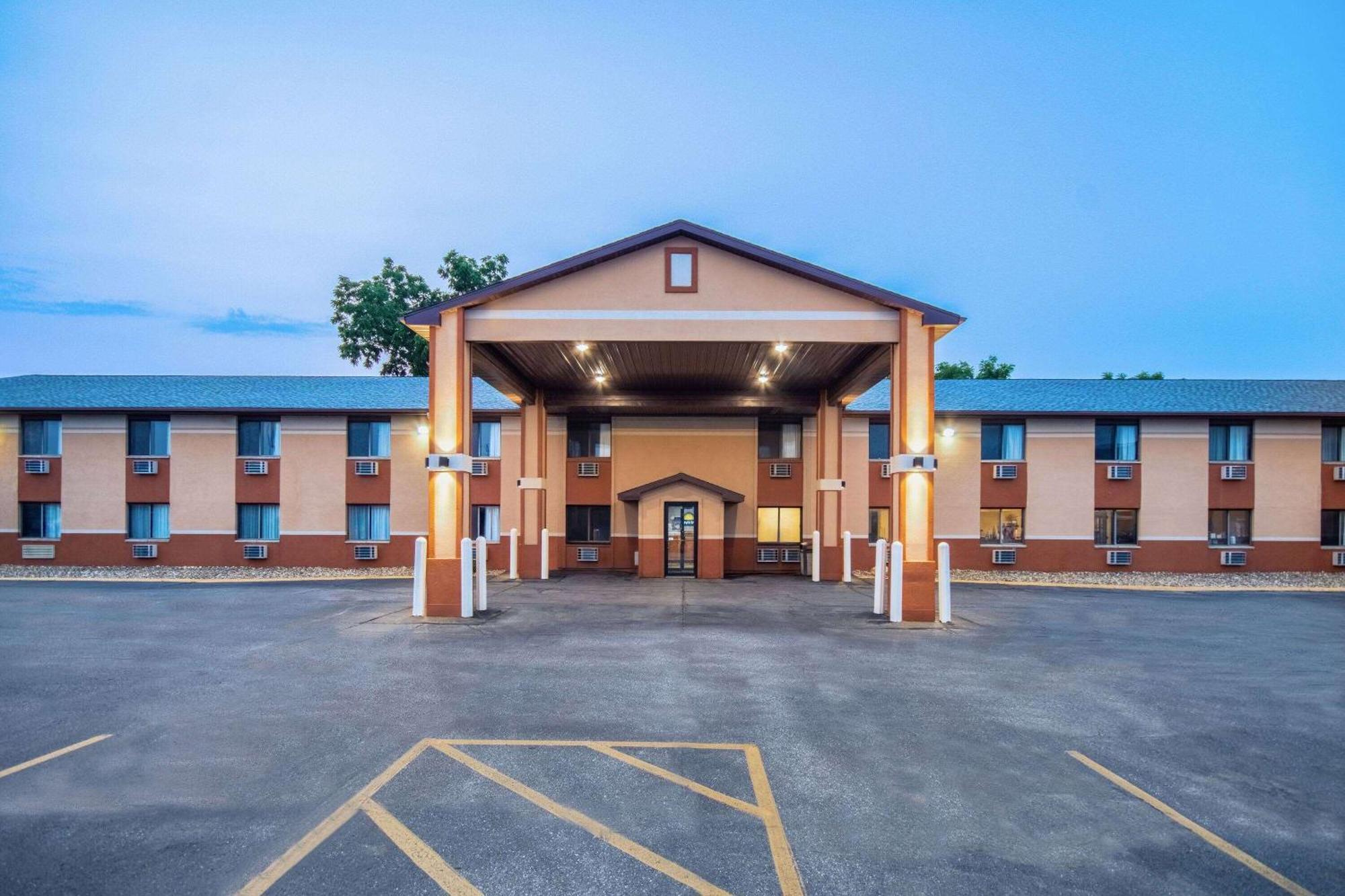 Days Inn & Suites By Wyndham Ватерлоо Экстерьер фото