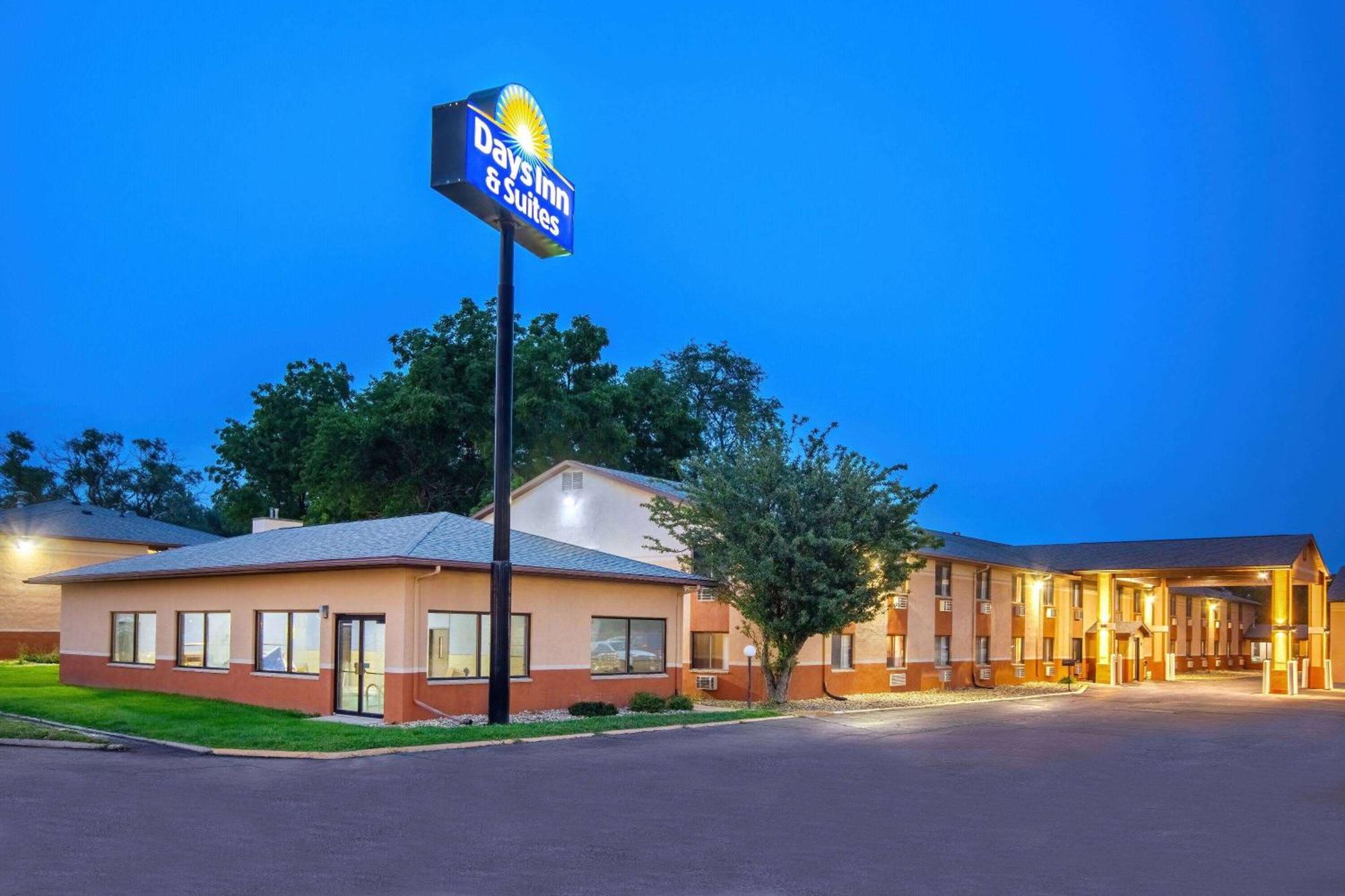 Days Inn & Suites By Wyndham Ватерлоо Экстерьер фото