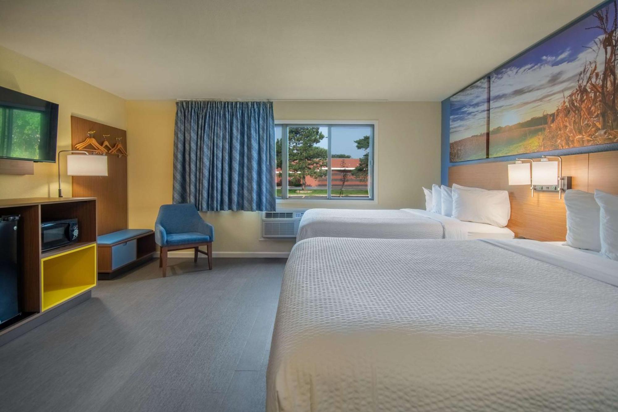 Days Inn & Suites By Wyndham Ватерлоо Экстерьер фото